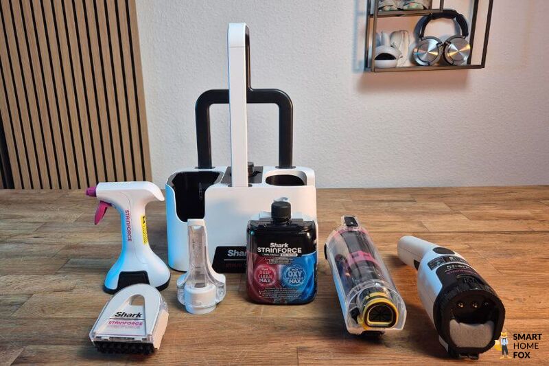 Lieferumfang des Shark Stainforce – Hauptgerät, Aufbewahrungshalterung, zwei Aufsätze und Doppelformel-Spray.